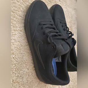 Black Nike skateboard shoes